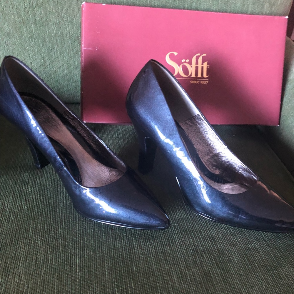 Navy heels